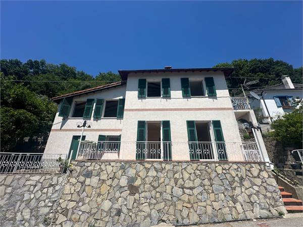 Splendida villa indipendente con vista mare, terrazzo, giardino e spazi per le auto. 