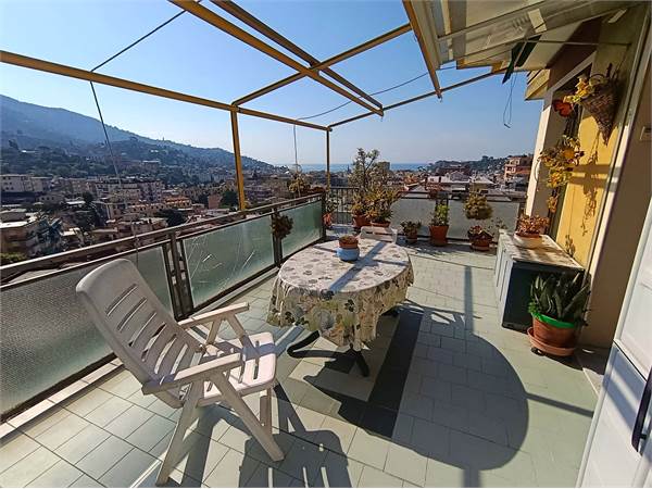 Attico di 100 mq con terrazzo, box auto e vista mare