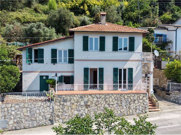 Splendida villa indipendente con vista mare, terrazzo, giardino e spazi per le auto. 