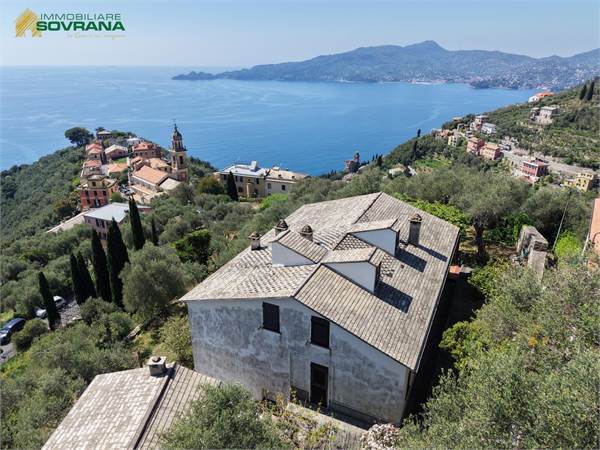 Villa di 332 mq con dependance, giardino, posti auto e vista mare totale