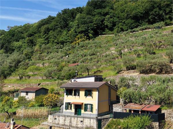 Splendida villa indipendente con terrazzi, giardino e box auto
