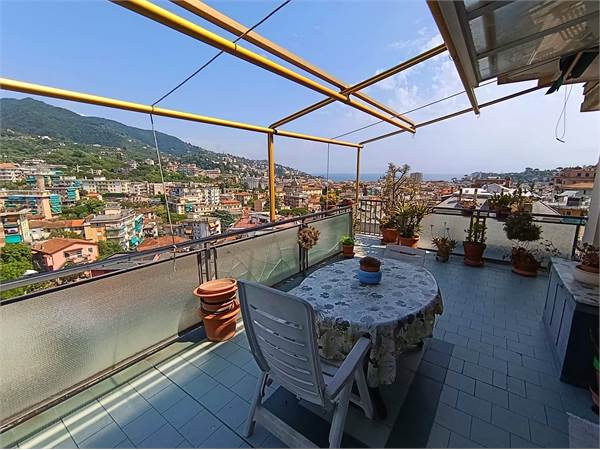 Attico di 100 mq con terrazzo, box auto e vista mare